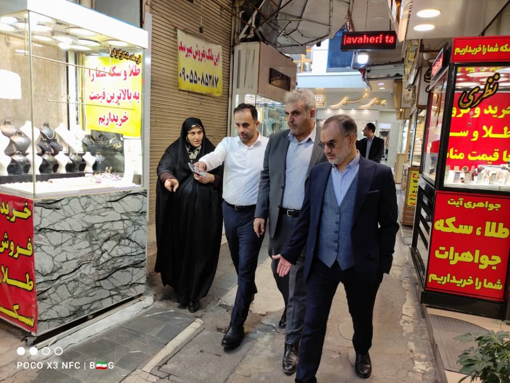 بازدید دکتر کارگرنیا رئیس شورای اسلامی شهر رشت و دکتر سماکچی رئیس کمیسیون عمران شورا با همراهی دکتر شوقی شهردار رشت جهت اجرای کف پوش در محدوده بازار زرگران رشت