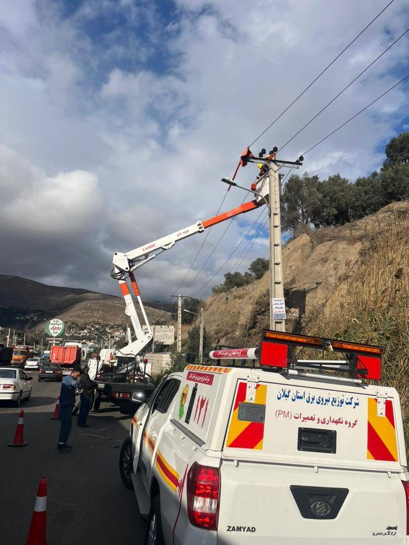 آغاز تعمیرات گسترده فیدرهای ۲۰ كیلوولت در شهرستان رودبار به روش خط گرم آغاز تعمیرات گسترده فیدرهای ۲۰ كیلوولت در شهرستان رودبار به روش خط گرم