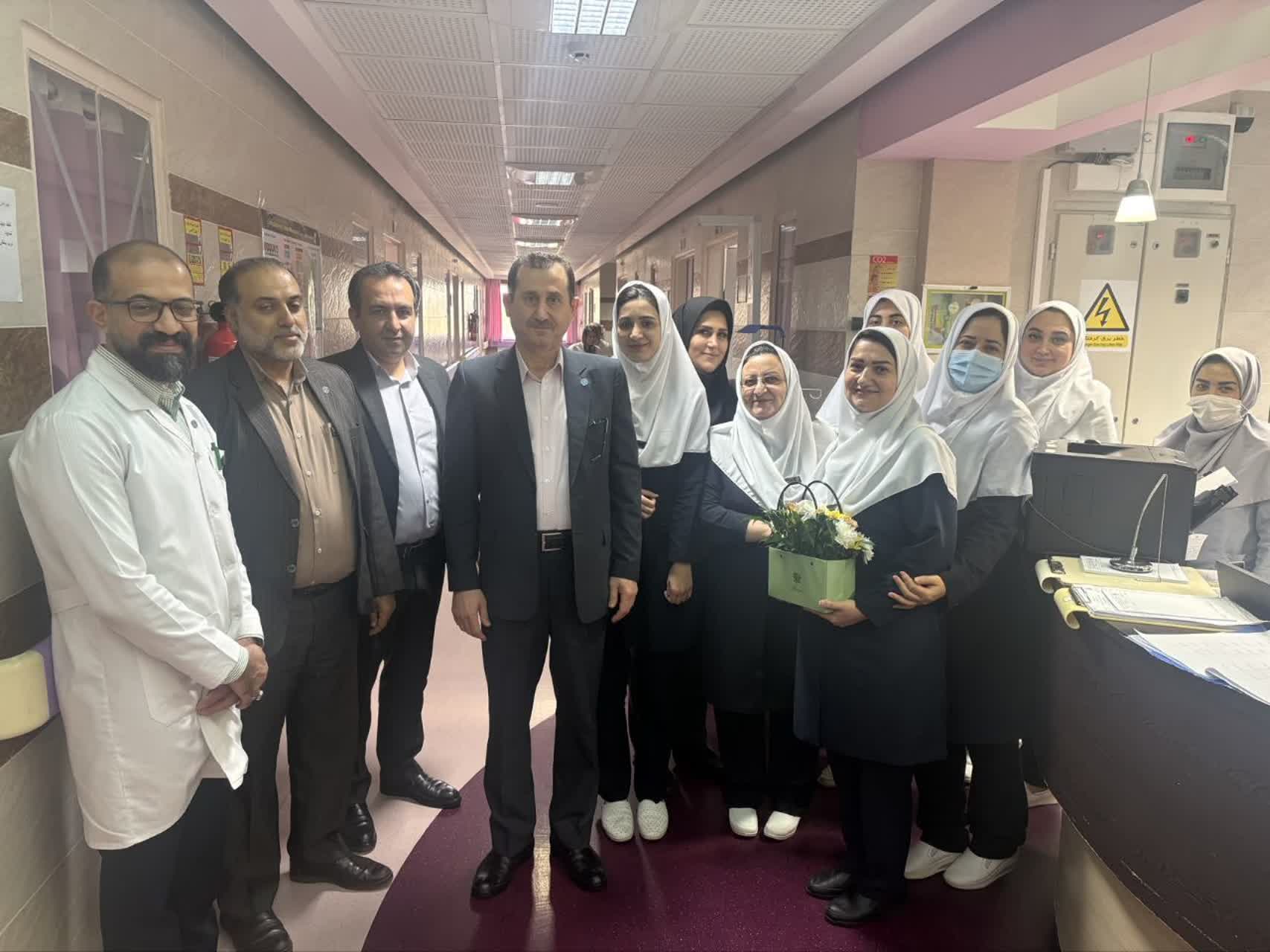 تقدیر مدیر درمان تأمین اجتماعی گیلان از بانوان همکار بیمارستان حضرت رسول اکرم(ص)رشت تقدیر مدیر درمان تأمین اجتماعی گیلان از بانوان همکار بیمارستان حضرت رسول اکرم(ص)رشت