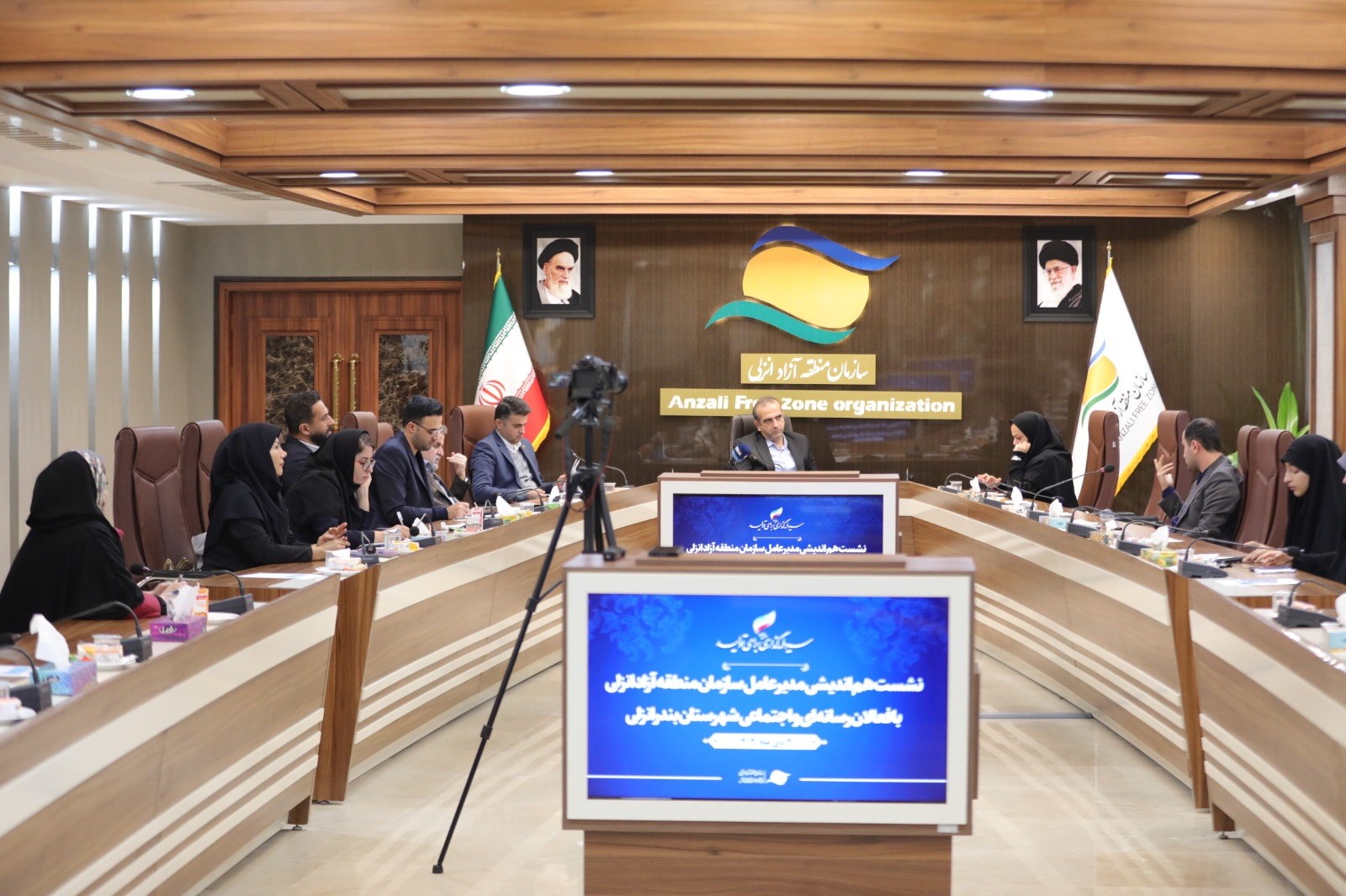 نشست هم اندیشی مدیر عامل سازمان منطقه آزاد انزلی با فعالان رسانهای و اجتماعی بندرانزلی نشست هم اندیشی مدیر عامل سازمان منطقه آزاد انزلی با فعالان رسانهای و اجتماعی بندرانزلی