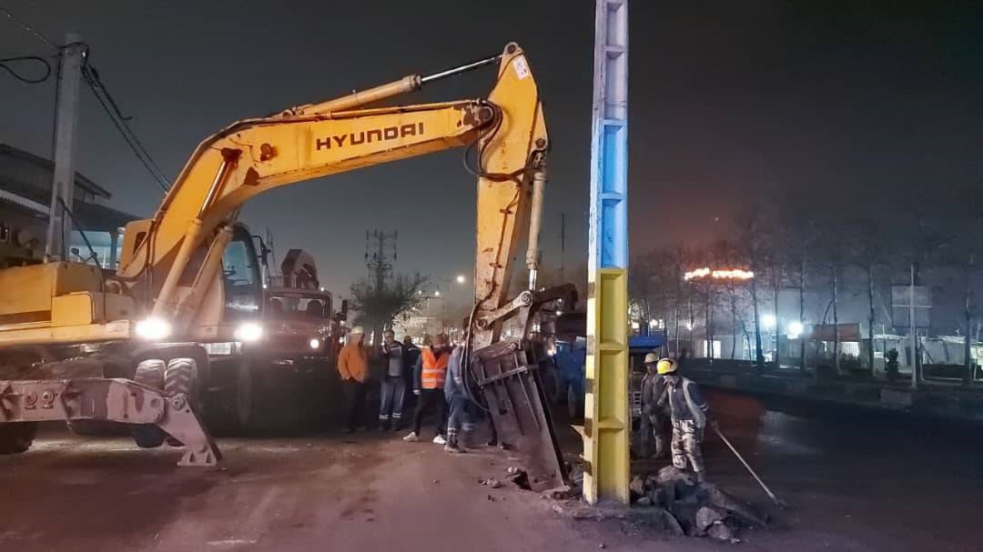 عملیات شبانه كاركنان توزیع برق گیلان برای ایمن‌سازی معبر كنارگذر میدان امام حسین (ع) رشت