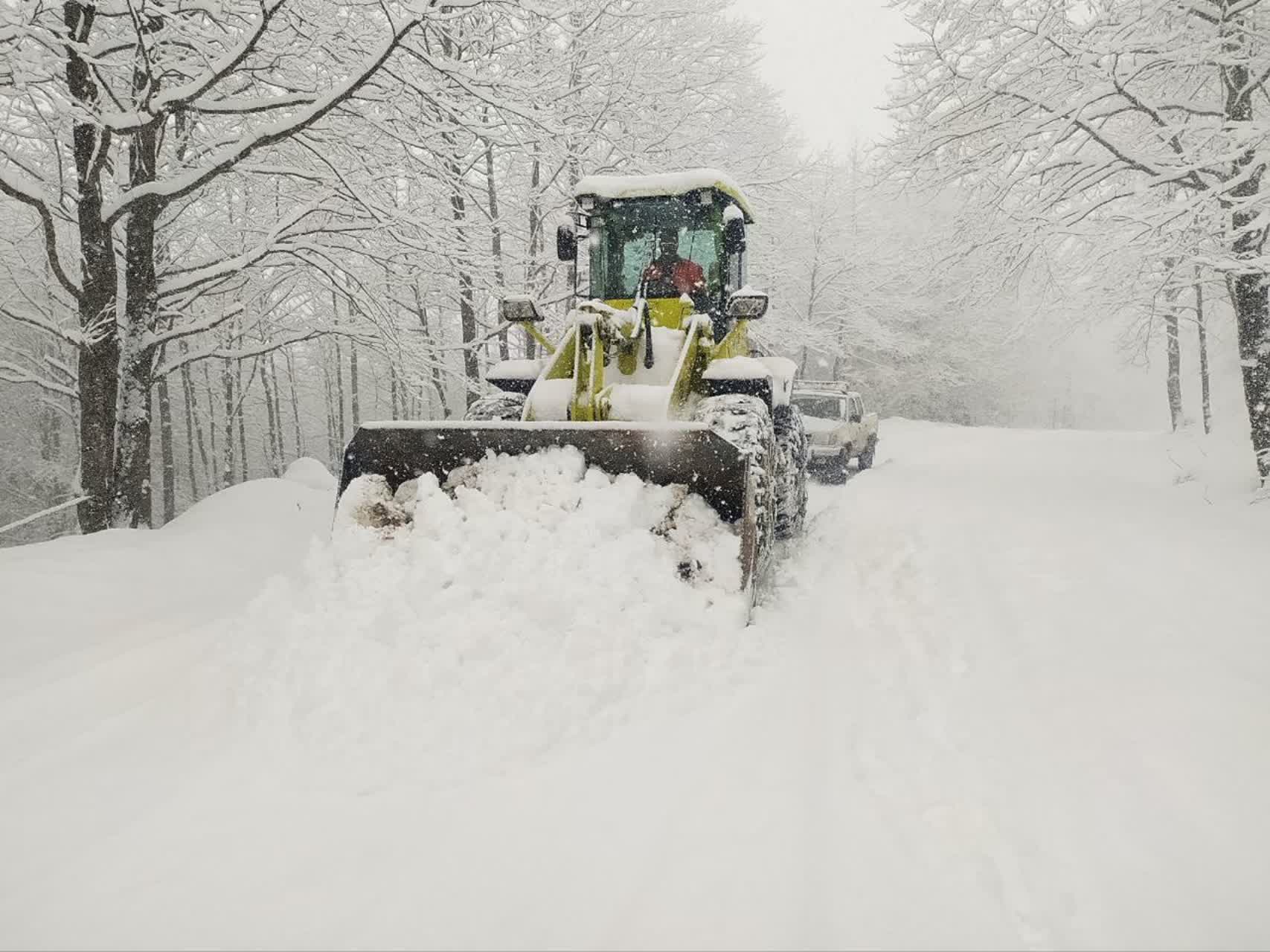 بارش شدید برف در ۶ محور گیلان؛ تردد جریان دارد
