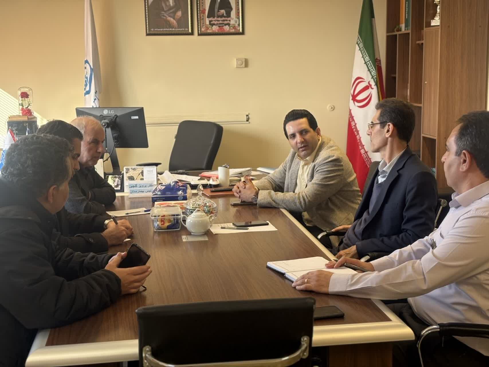 نشست نماینده رشت با ریاست بیمارستان حضرت رسول‌اکرم (ص) و معاونان درمان تأمین اجتماعی گیلان