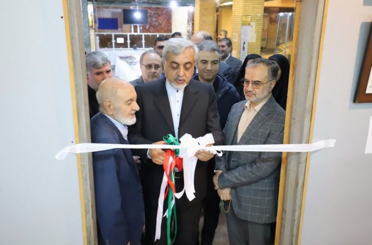 افتتاح نمایشگاه عکس ایام شور و شعور به مناسبت فرا رسیدن ایام الله دهه مبارک فجر با حضور رئیس و اعضای شورای اسلامی شهر رشت و فرماندار شهرستان رشت در مجتمع فرهنگی هنری خاتم الانبیا(ص)